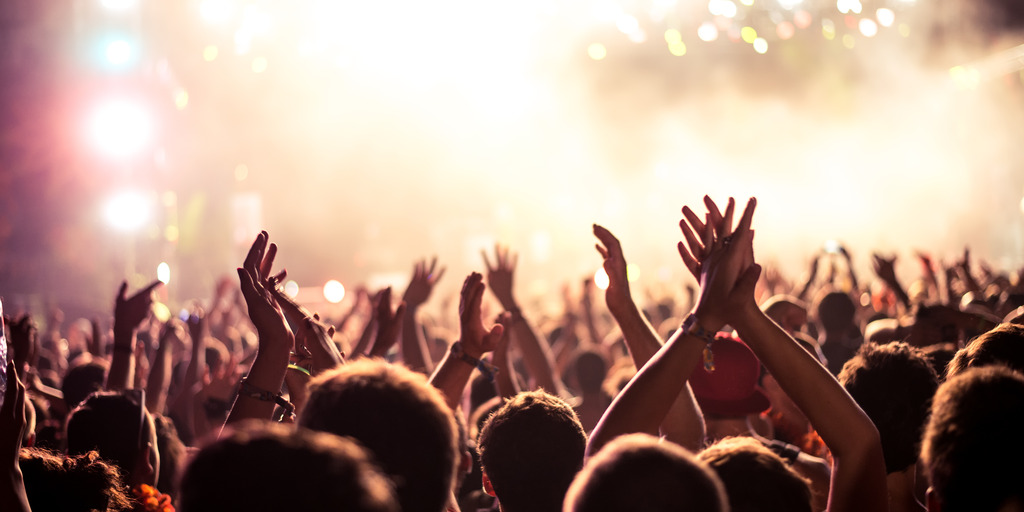 viele Hände in der Menschenmenge 