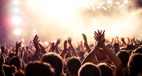 viele Hände in der Menschenmenge 