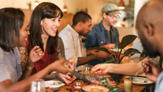 Smiling young friends enjoying dinner together in a trendy bistro(© © mavoimages - stock.adobe.com)