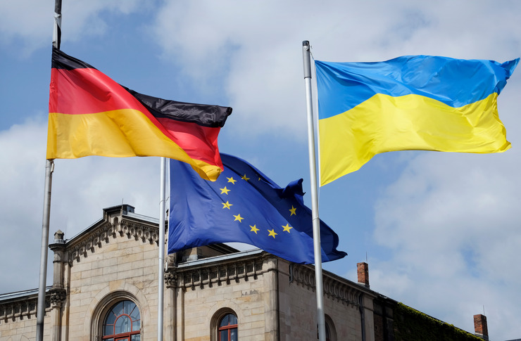 Drei gehisste Flaggen: die Deutsche, die Ukrainische und die Europ&auml;ische