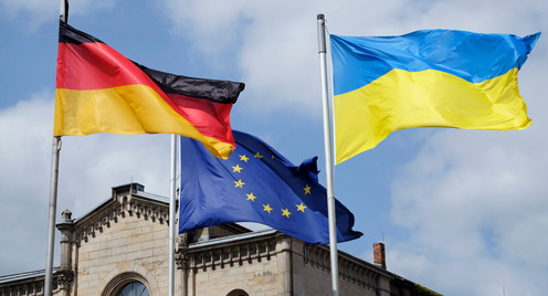 Drei Flaggen: die deutsche, die europäische und die ukrainische