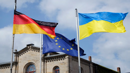 Drei Flaggen: die deutsche, die europäische und die ukrainische