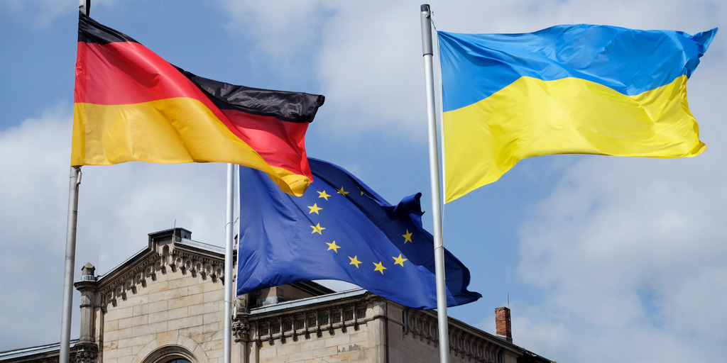 Drei Flaggen: die deutsche, die europäische und die ukrainische