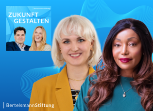 Teaserbild zur "Zukunft gestalten"-Podcast-Folge im Januar 2026 mit Jessica Gerke (links) und Irene Kiubi (rechts). Im Hintergrund sind die Moderator:innen des Podcasts, Jochen Arntz und Malva Sucker, zu sehen. Schmalere Variante des Teaserbildes.