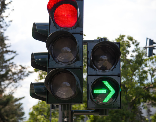 Rote Ampel mit Grünpfeil nach rechts