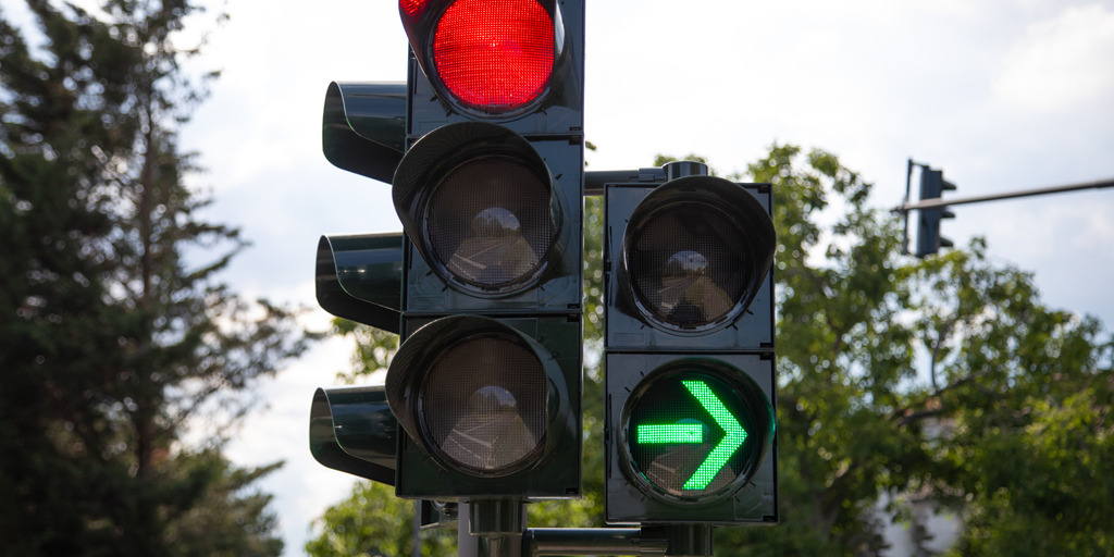 Rote Ampel mit Grünpfeil nach rechts