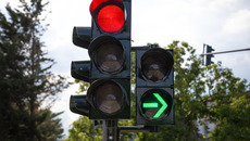 red german traffic light with green arrow light up allow by law to turn right(© <p>© stock.adobe.com/Shotmedia</p>)
