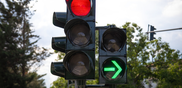red german traffic light with green arrow light up allow by law to turn right(© <p>© stock.adobe.com/Shotmedia</p>)