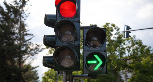 Rote Ampel mit Grünpfeil nach rechts