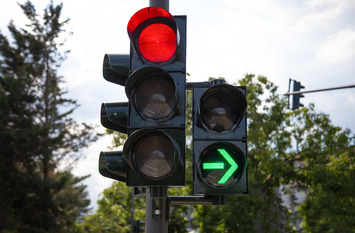 Rote Ampel mit Gr&uuml;npfeil nach rechts