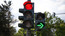 Rote Ampel mit Grünpfeil nach rechts