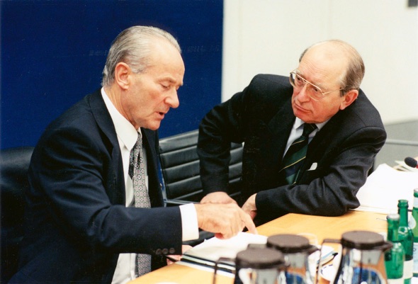 Reinhard Mohn mit Hans-Uwe Erichsen am Konferenztisch, in der Bertelsmann Stiftung, 18.12.1996.