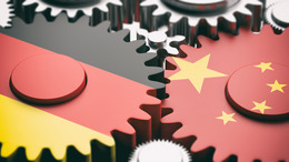 China und DeutscChina und Deutschland Flaggen auf Metall Zahnräder.