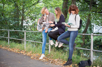 3 Jugendliche im Park