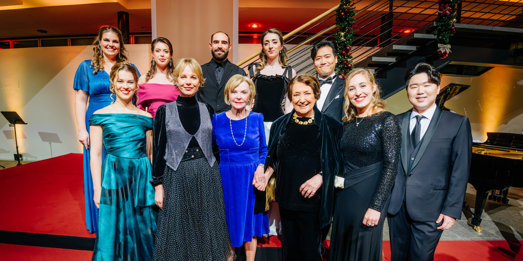 Stifterin Liz Mohn mit der Dozentin der „Masterclass“, der international gefeierten Mezzosopranistin Elīna Garanča (vorne, 2. v.l.), umrahmt von den Teilnehmenden. Edda Moser (3.v.r) zählte zu den Gästen des Adventskonzerts NEUE STIMMEN. Die Aufnahme ihrer legendären „Königin der Nacht“ reist seit 1977 mit einer Raumsonde durchs All.