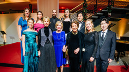 Stifterin Liz Mohn mit der Dozentin der „Masterclass“, der international gefeierten Mezzosopranistin Elīna Garanča (vorne, 2. v.l.), umrahmt von den Teilnehmenden. Edda Moser (3.v.r) zählte zu den Gästen des Adventskonzerts NEUE STIMMEN. Die Aufnahme ihrer legendären „Königin der Nacht“ reist seit 1977 mit einer Raumsonde durchs All.