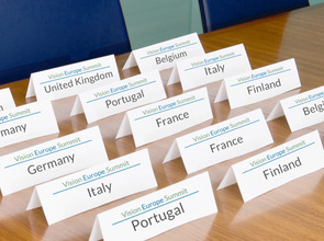 42-17156885 To meet is divine(© Corbis)