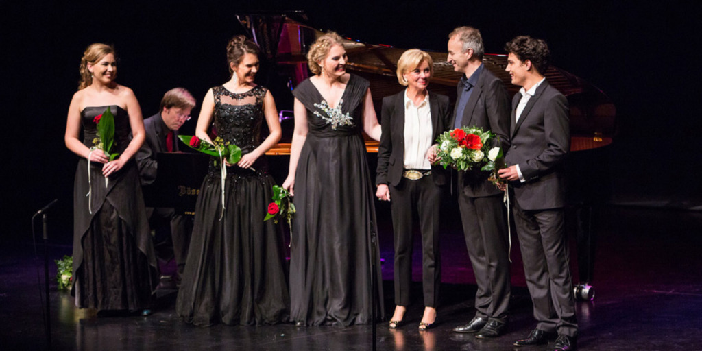 Die Teilnehmer und Dozenten der Liedmeisterklasse mit Liz Mohn auf der Bühne nach dem Konzert.