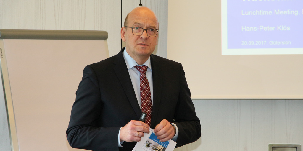 Dr. Hans-Peter Klös, Geschäftsführer des Instituts der deutschen Wirtschaft, präsentiert wirtschaftspolitische Empfehlungen.