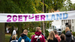 Banner des 2GETHERLAND mit Jugendlichen