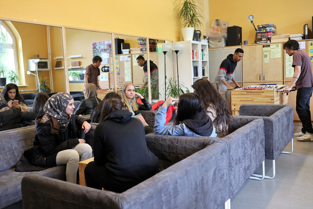 Schüler und Lehrer in der Pause.