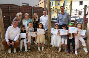 Gruppe von Schulkinder und Lehrkräften