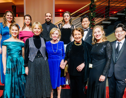Stifterin Liz Mohn mit der Dozentin der „Masterclass“, der international gefeierten Mezzosopranistin Elīna Garanča (vorne, 2. v.l.), umrahmt von den Teilnehmenden (. Edda Moser (3.v.r) zählte zu den Gästen des Adventskonzerts NEUE STIMMEN. Die Aufnahme ihrer legendären „Königin der Nacht“ reist seit 1977 mit einer Raumsonde durchs All.