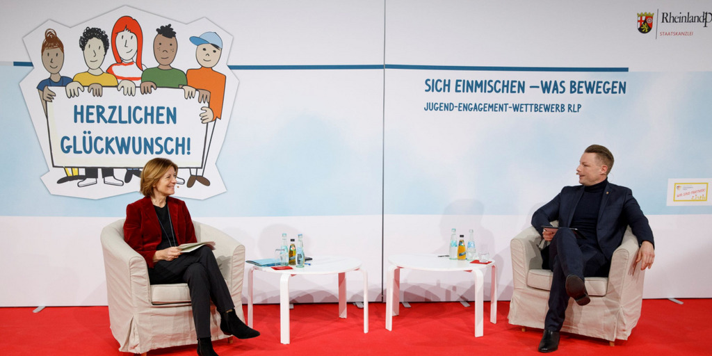 Ministerpräsidentin Malu Dreyer und Moderator Clemens Brüchert bei der Preisvergabe des Jugend-Engagement-Preises Rheinland-Pfalz am 22. Januar 2021 in der alten Lokhalle in Mainz