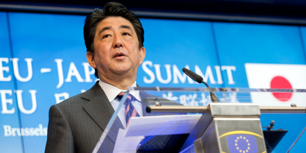 Der japanische Premierminister Shinzo Abe bei einer Pressekonferenz zum EU-Japan-Gipfel am 7. Mai 2014 in Brüssel.