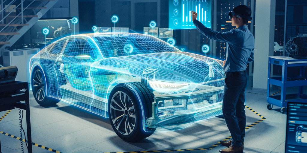 blaue große 3D-Ansicht eines Autos, Techniker steht an einem Plasmabildschirm davor und bearbeitet.