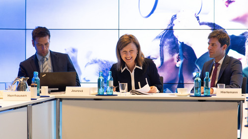 Drei Personen vor Medienwand