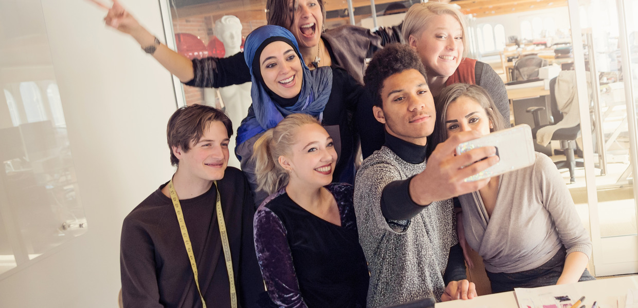 (© martinedoucet/iStockphoto.com) Gruppe von jungen Menschen macht ein Selfie