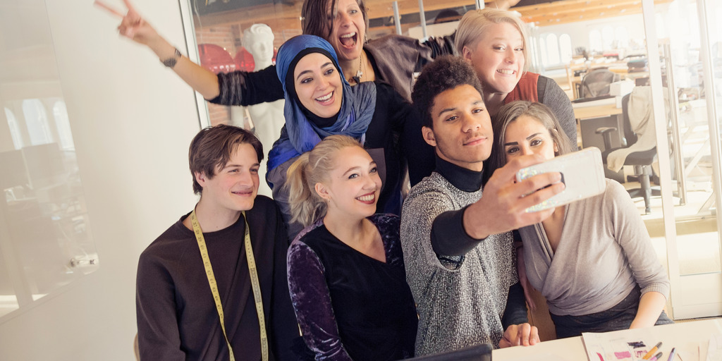 Gruppe von jungen Menschen macht ein Selfie