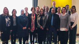 [Translate to English:] Gruppenbild mit tunesischer Delegation, den georgischen und ukrainischen Verhandlungsführerinnen Tamara Kovzeridze und Veronika Movchan sowie den Vertretern der Bertelsmann Stiftung Miriam Kosmehl und Christian-Peter Hanelt