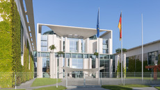 150515_Bundeskanzleramt_Berlin_Ostseite.jpg(© Ansgar Koreng / Wikimedia Commons - CC BY 3.0 DE, https://creativecommons.org/licenses/by/3.0/de/deed.de)