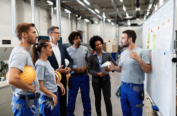 Arbeitergruppe bei einer Besprechung