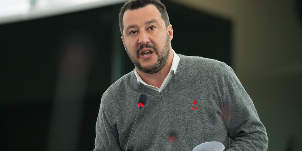 Lega-Chef Matteo Salvini steht während einer Debatte im Europäischen Parlament an einem Saalmikrofon und spricht.