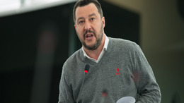 Lega-Chef Matteo Salvini steht während einer Debatte im Europäischen Parlament an einem Saalmikrofon und spricht.