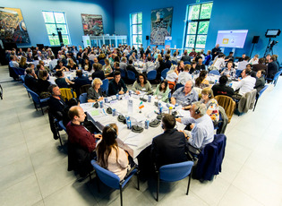 Round Tables with dicussing citizens