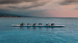 Ruderboot mit einer Mannschaft auf dem Meer