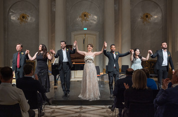 Die sechs Sänger:innen nehmen am Ende des Preisträgerkonzerts der NEUEN STIMMEN in Berlin den Applaus des Publikums entgegen.
