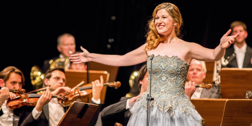 Nicole Car singing in the final concert of NEUE STIMMEN 2013.