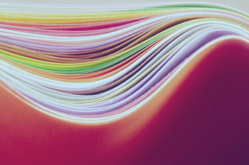 Farbige und sehr helle Farblinien dargestellt als Welle auf einem dunklen Hintergrund
