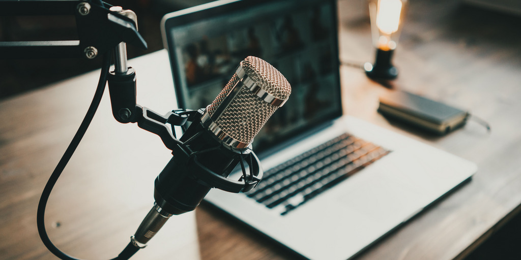 Mikrofon und Laptop zum podcasten