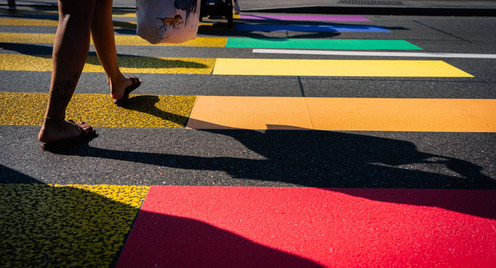Bunte Streifen und Menschen