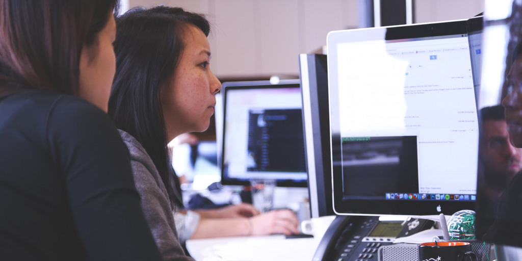 zwei Frauen schauen auf einen Monitor