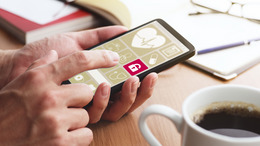 Person hält Smartphone mit Gesundheitsanwendungen in Händen