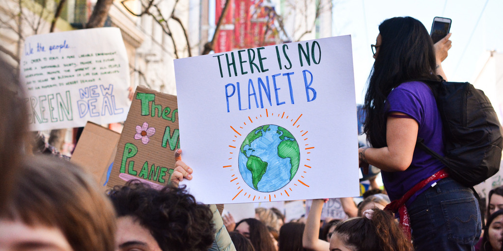 Menschen demonstrieren gegen den Klimawandel