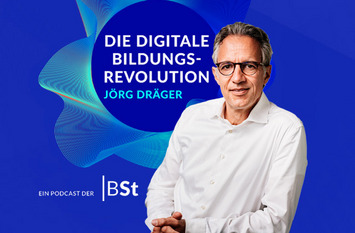 Foto von Jörg Dräger vor dem Logo seines Podcasts "Die digitale Bildungsrevolution"