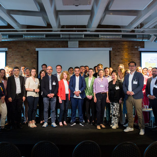 Gruppenbild von Teilnehmenden an der Veranstaltung "Von Pilotprojekten zu einer nationalen Allianz für faire Anwerbung – Abschlusskonferenz der Denkfabrik für transnationale Skills Partnerships"